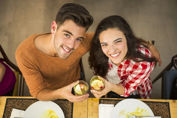 Jovem casal brinde — Fotografia de Stock