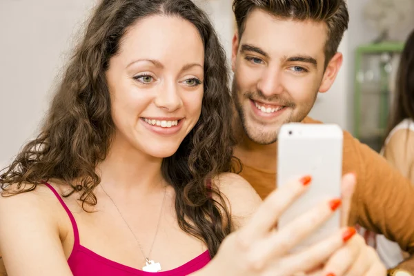 Heureux couple faire un selfie — Photo