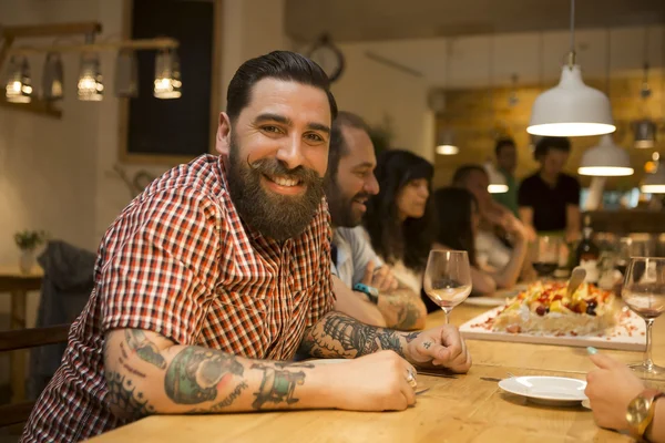 Los amigos cenan en el restaurante —  Fotos de Stock