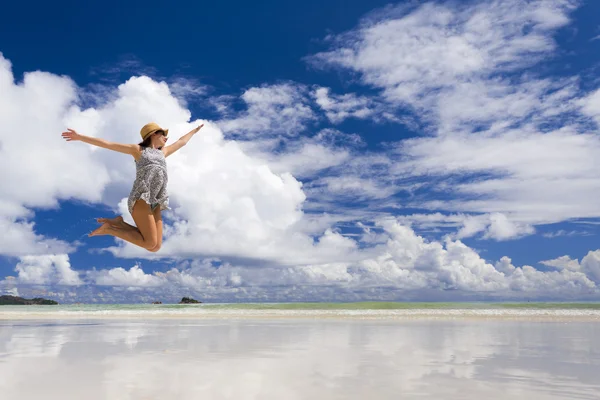 Hermosa mujer saltando en la playa — Foto de Stock