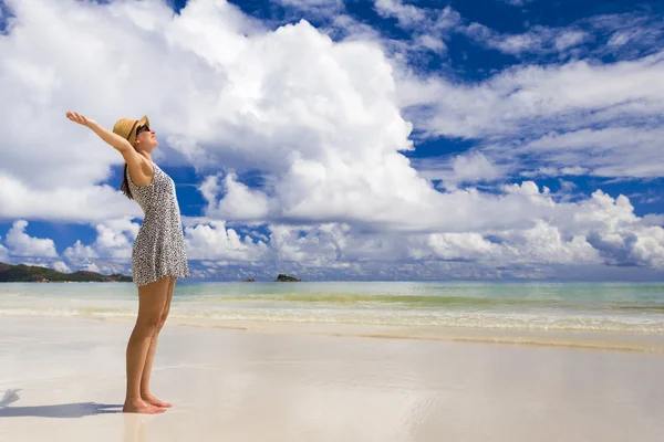 Vrouw genieten van het strand — Stockfoto