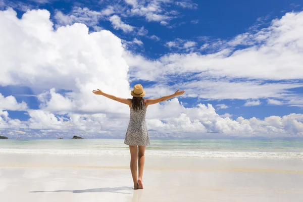 Donna godendo la spiaggia — Foto Stock