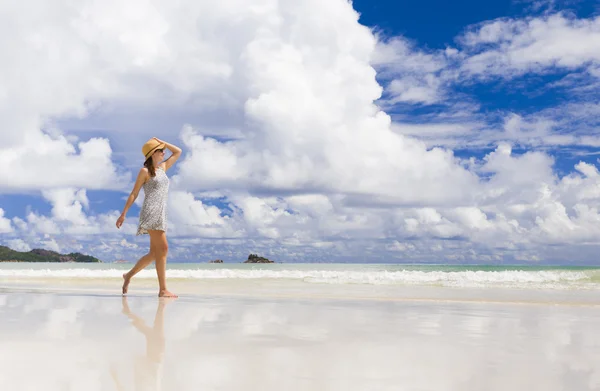 Mulher andando na praia — Fotografia de Stock