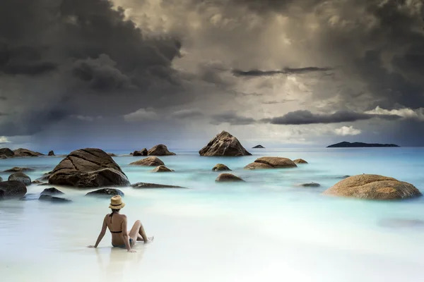 Donna che riposa sulla spiaggia — Foto Stock