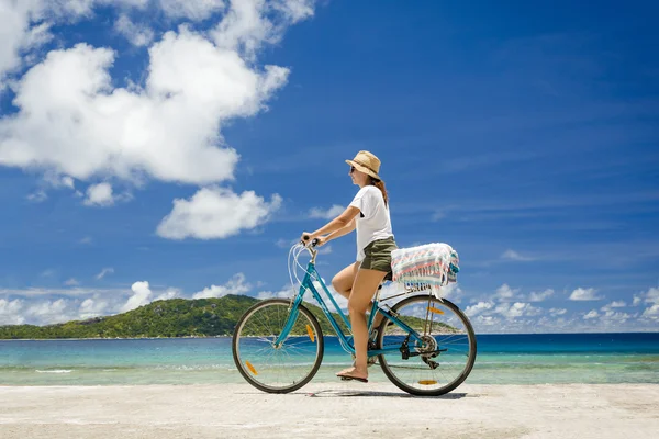 Donna cavalcare lungo la spiaggia — Foto Stock