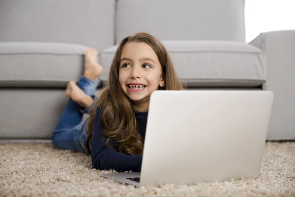 Kleines Mädchen, das mit einem Laptop arbeitet — Stockfoto