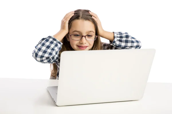 Menina trabalhando com um laptop — Fotografia de Stock