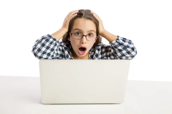 Niña trabajando con un portátil — Foto de Stock