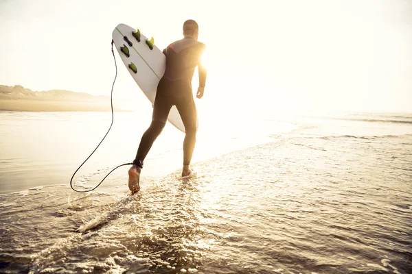Surfista correndo para as ondas — Fotografia de Stock
