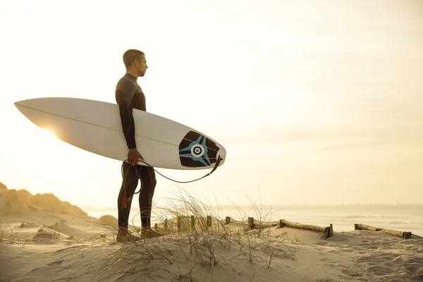 Surfer mit Blick auf die Wellen — Stockfoto