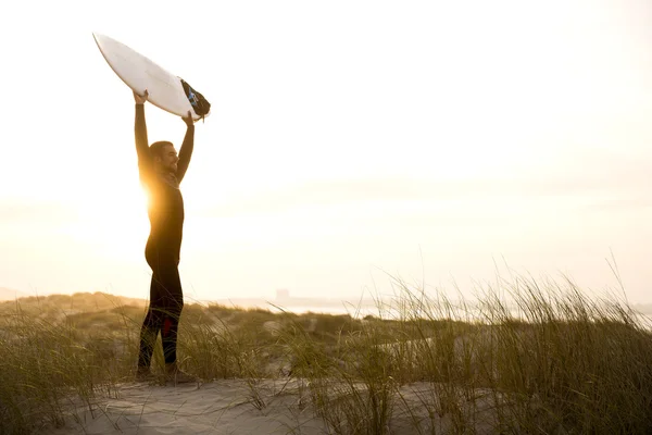 Surfista olhando para as ondas — Fotografia de Stock