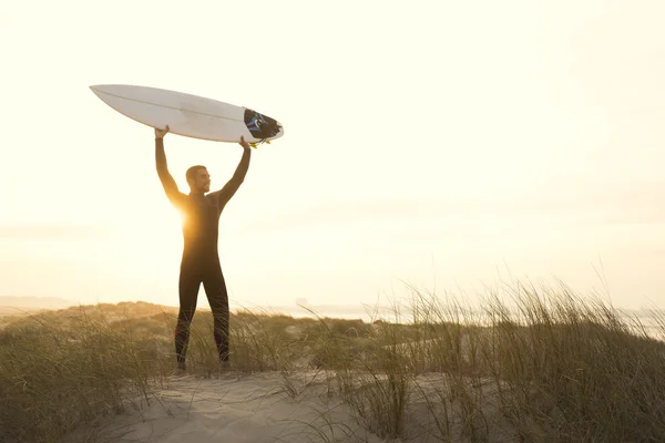 Surfista mirando a las olas —  Fotos de Stock