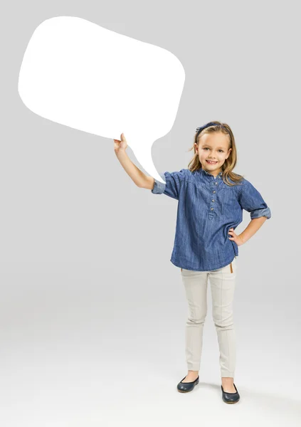 Niña sosteniendo un globo de habla — Foto de Stock