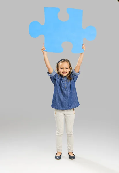 Ragazza che tiene un puzzle — Foto Stock