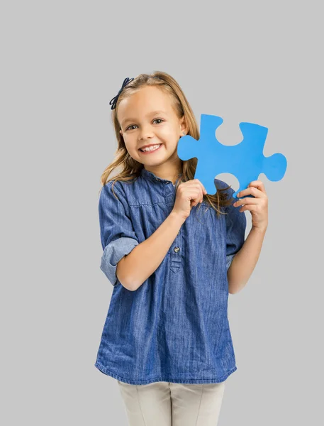Menina segurando um quebra-cabeça — Fotografia de Stock
