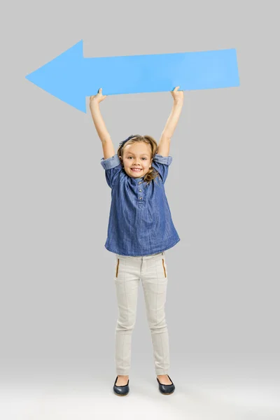 Meisje met een grote blauwe pijl — Stockfoto