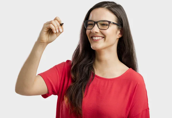 Vrouw schrijven iets op een glas-bord — Stockfoto