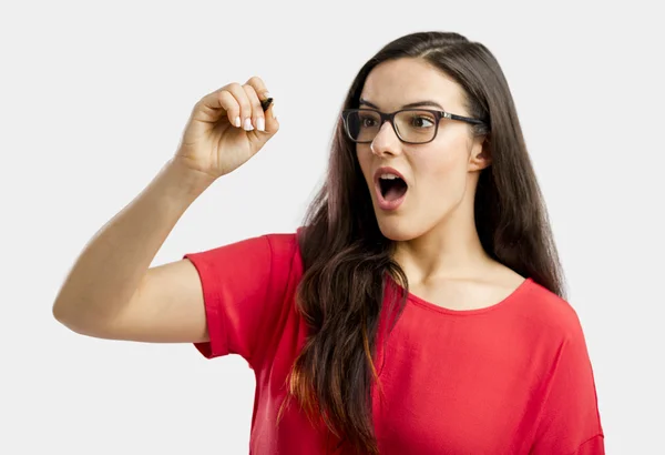 Vrouw schrijven iets op een glas-bord — Stockfoto