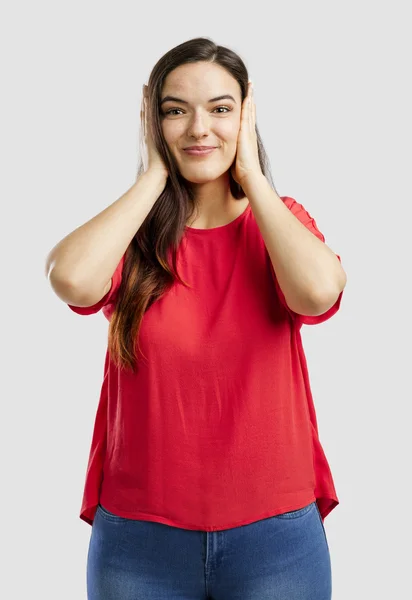 Vrouw die betrekking hebben op haar oren met handen — Stockfoto