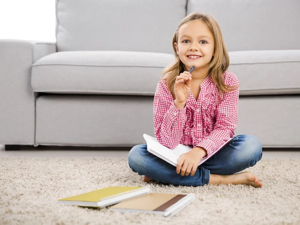 Kleines Mädchen macht Hausaufgaben — Stockfoto