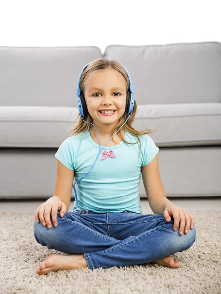 Menina bonito ouvir música com fones de ouvido — Fotografia de Stock