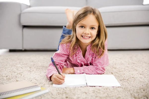 Petite fille faisant ses devoirs — Photo