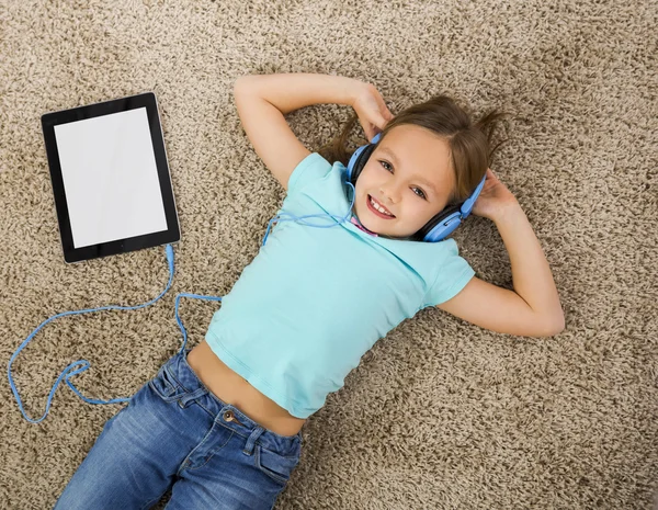 Linda chica escuchar música con auriculares — Foto de Stock