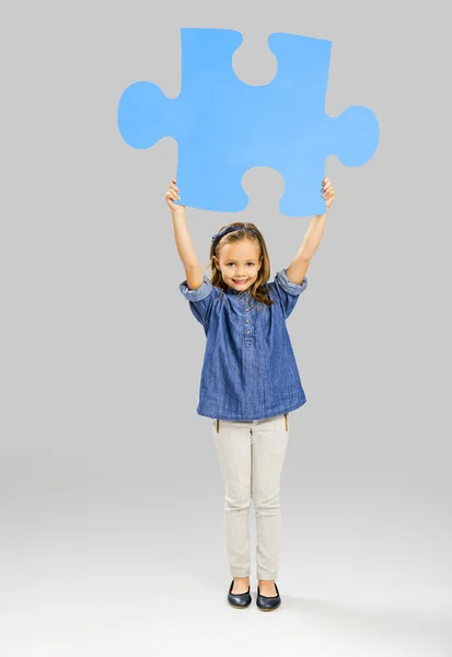 Mädchen mit Puzzle — Stockfoto