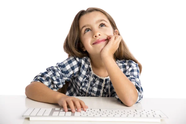 Kleines Mädchen, das mit einem Computer arbeitet — Stockfoto