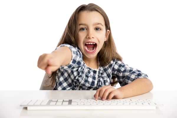 Niña trabajando con una computadora —  Fotos de Stock