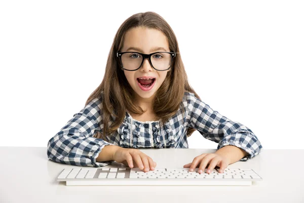 Petite fille travaillant avec un ordinateur — Photo