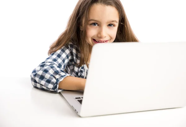 小女孩用一台笔记本电脑工作 — 图库照片