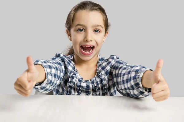 Маленькая девочка жест большие пальцы вверх знак — стоковое фото