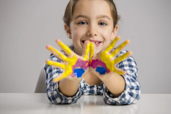 Bambina con le mani nella vernice — Foto Stock