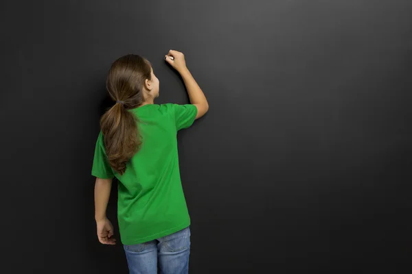 Menina escrevendo em um quadro negro — Fotografia de Stock