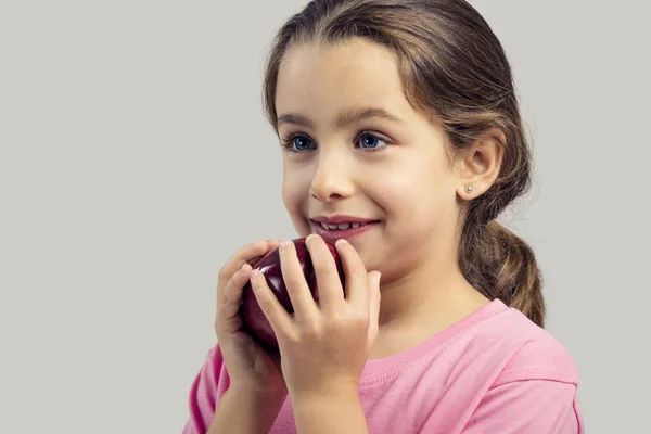 Petite fille tenant une pomme rouge fraîche — Photo