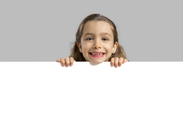 Cute girl holding a blankboard — Stock Photo, Image