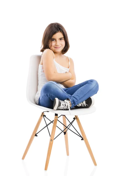 Όμορφη νεαρή κοπέλα που κάθεται σε μια καρέκλα — Φωτογραφία Αρχείου