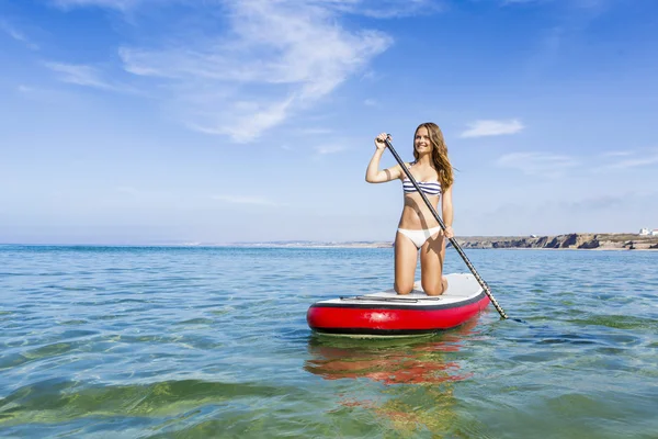 Mujer practicando paddle —  Fotos de Stock