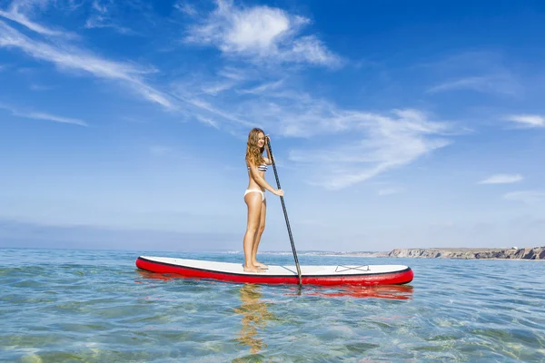 Mujer practicando paddle —  Fotos de Stock