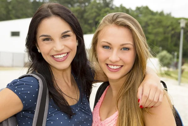 Les étudiants adolescents souriant — Photo