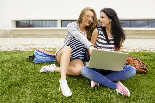 Étudiants de Tennage étudiant avec un ordinateur portable — Photo