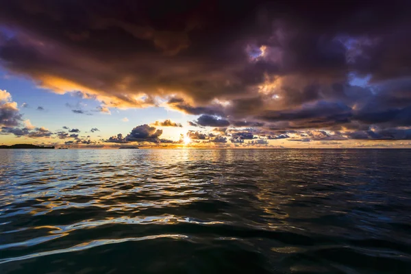 Hermosa puesta de sol en Praslin —  Fotos de Stock