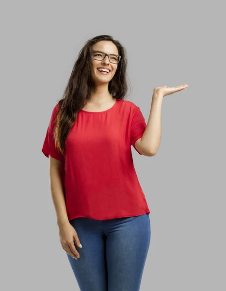 Mooie vrouw iets waarop met haar hand — Stockfoto