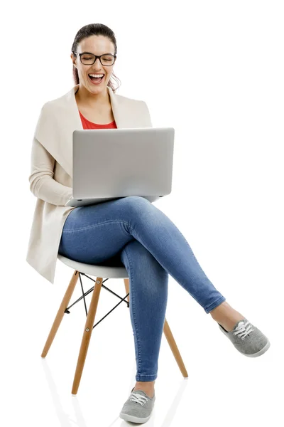 Frau arbeitet am Laptop — Stockfoto