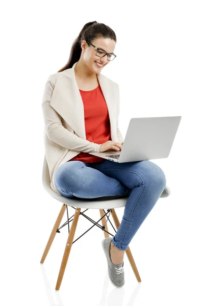 Vrouw werkt op laptop — Stockfoto