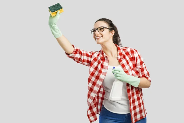 Mujer usando guantes, usando un aerosol de limpieza — Foto de Stock