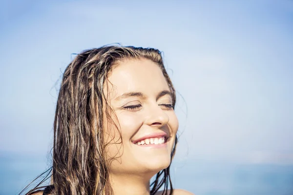 Beautiful young woman with the ocean — Stock Photo, Image