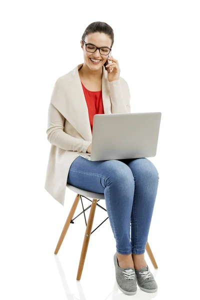 Kvinna som arbetar med en bärbar dator — Stockfoto