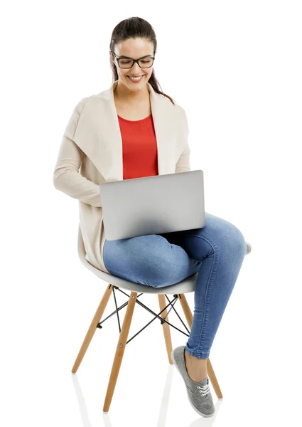 Frau arbeitet mit Laptop — Stockfoto